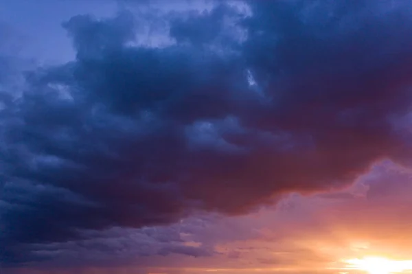 Krebs blauer stürmischer Himmel mit Sonnenstrahlen. — Stockfoto