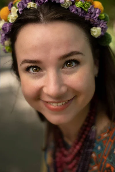 Morena em uma grinalda e colar, jovem mulher feliz. — Fotografia de Stock