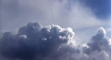 Panorama, gün batımında bulutlu bir gökyüzü. Pembe bulutlar.