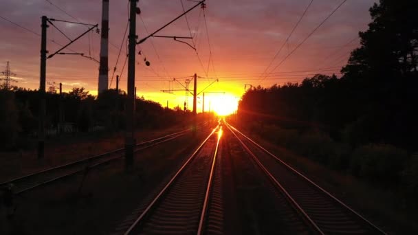 Demiryolu üzerinde gün batımının havadan görünüşü. — Stok video