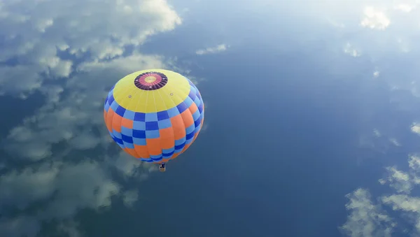 Vista Aérea Balão Quente Nuvens São Refletidas Água — Fotografia de Stock