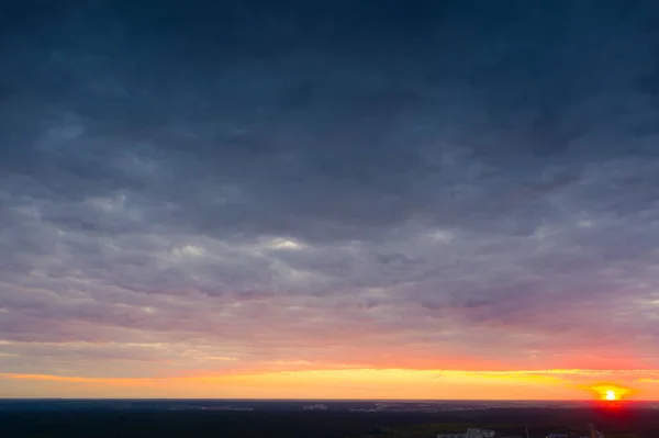 Ярко Желто Синее Небо Рассвета Грозовые Тучи Освещаются Малиновым Солнцем — стоковое фото