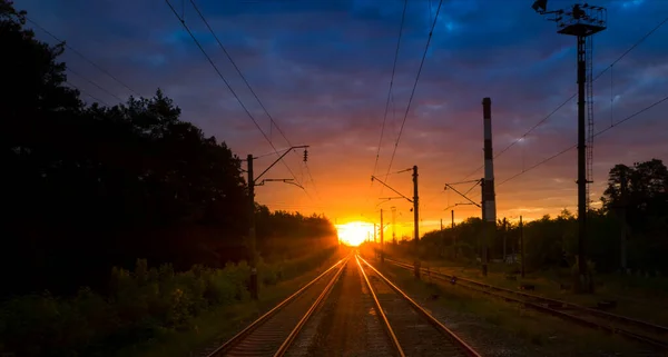 Ferroviária Pôr Sol Amanhecer Conceito Viagem Nuvens Tempestade Azul Escuro — Fotografia de Stock