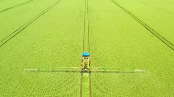 O trator aplica pesticidas em um drone agrícola verde. Vista aérea. — Vídeo de Stock