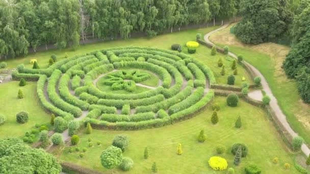 Blick auf den Garten aus der Drohne — Stockvideo