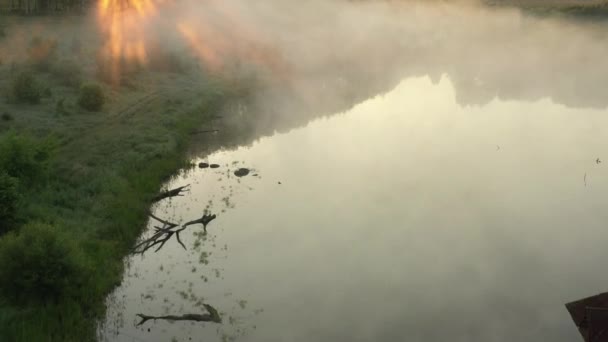 Stara altana nad jeziorem w porannej mgle. — Wideo stockowe