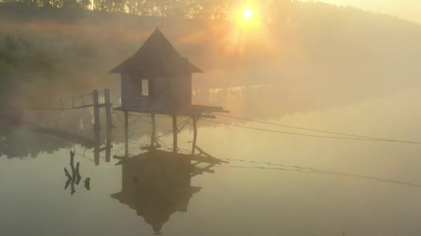 Gammalt lusthus på sjön på morgonen dimma. — Stockvideo