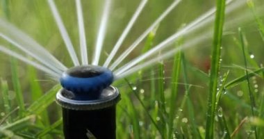 Çimlerin otomatik sulanması için başlık