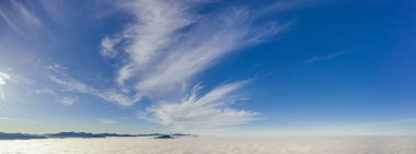 Şafak vakti drone 'dan bak bulutların üzerinden otlaklarda dağlarla.