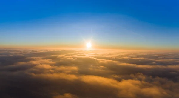 Blick von der Drohne im Morgengrauen über die Wolken mit Bergen auf der Wiese. — Stockfoto