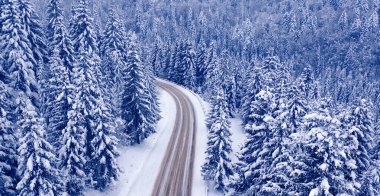 Karlı dağ yolu ve orman, insansız hava aracı manzarası. Karlı dağ yolu ve orman, insansız hava aracı manzarası. Muhteşem kış manzarası.