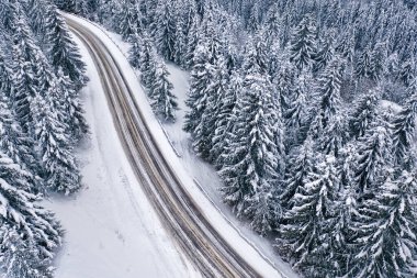 Karlı dağ yolu ve orman, insansız hava aracı manzarası. Karlı dağ yolu ve orman, insansız hava aracı manzarası. Muhteşem kış manzarası.