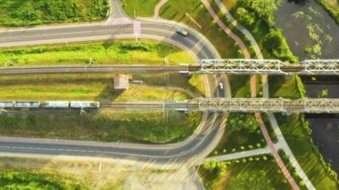 Tren demiryolu köprüsü ile seyahat eder. Hava görünümü.