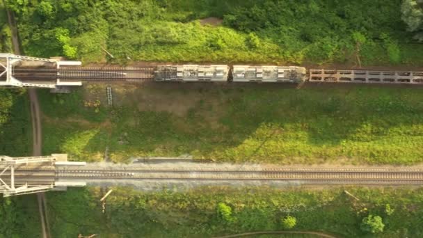 El tren viaja por el puente ferroviario. Vista aérea. — Vídeos de Stock