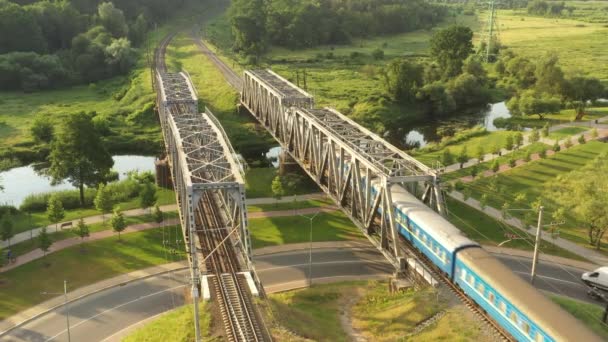 El tren viaja por el puente ferroviario. Vista aérea. — Vídeos de Stock