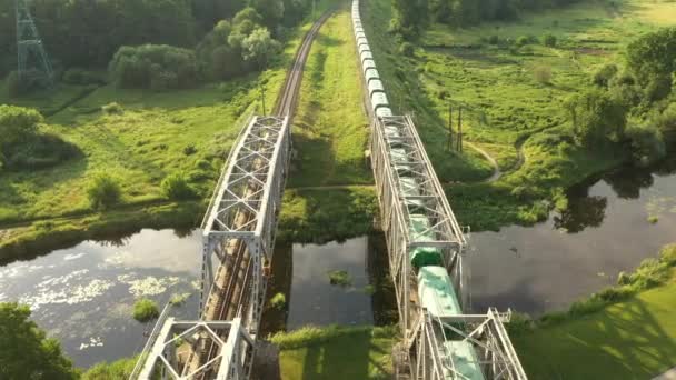 El tren viaja por el puente ferroviario. Vista aérea. — Vídeos de Stock