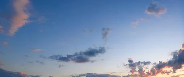 戏剧化的暴风雨天 晨雨云和太阳光 自然背景 — 图库照片