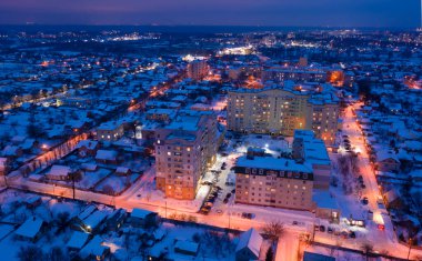 Şehirdeki akşam trafiği sıkışık yollar ve kavşaklar, ulaşım çöküşü. Hava görünümü.