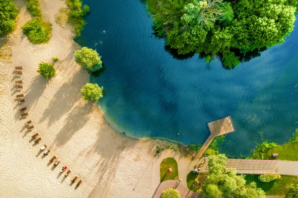 Sauberer Warmer Sandstrand Neben Dem Fluss Und Dem Grünen Ufer — Stockfoto