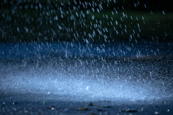 Chuva Nocturna Gotas Cair Sobre Asfalto Frio Molhado — Fotografia de Stock