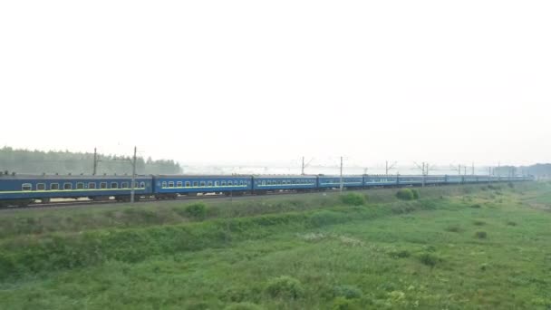 El tren viaja por ferrocarril a través del abierto al amanecer. — Vídeos de Stock