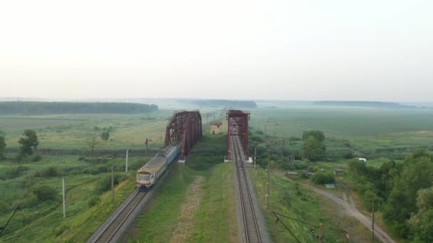 Ponte ferroviária ao pôr-do-sol, voos para o horizonte ao amanhecer. — Vídeo de Stock