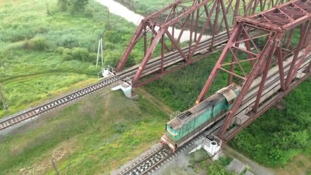 Ponte ferroviario al tramonto, voli verso l'orizzonte all'alba. — Video Stock