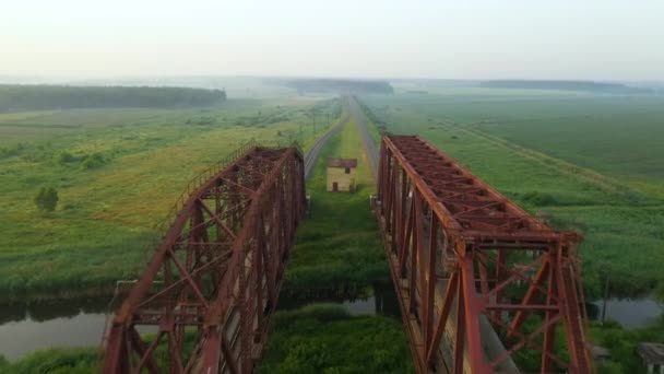 Ponte ferroviária ao pôr-do-sol, voos para o horizonte ao amanhecer. — Vídeo de Stock