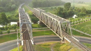 Gün batımında demiryolu köprüsü, şafakta ufka uçuşlar..