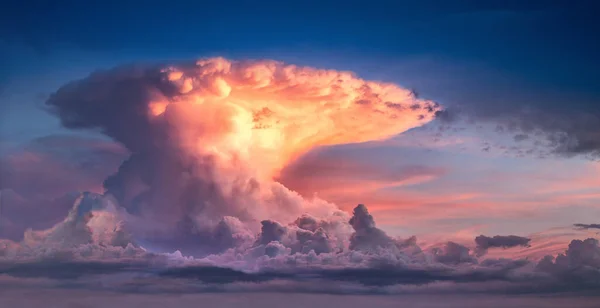 Облако Виде Ядерного Взрыва Яркое Небо Закате Восходе Солнца — стоковое фото