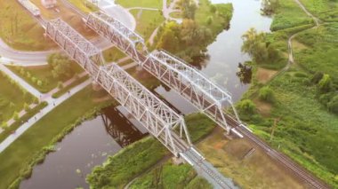 Tren demiryolu köprüsü ile seyahat eder. Hava görünümü.