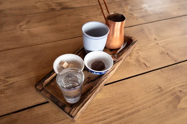 Klassischer Türkischer Kaffee Holztablett Kaffeetasse Schokolade Kekse Und Kupfertürke Auf — Stockfoto