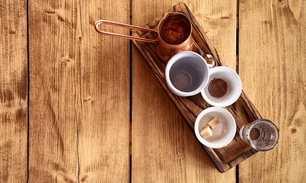 Klassieke Turkse Koffie Houten Dienblad Koffiekop Chocolade Koekjes Koperen Turk — Stockfoto