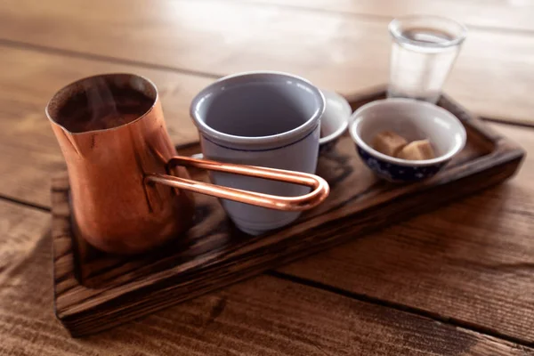 Klassischer Türkischer Kaffee Holztablett Kaffeetasse Schokolade Kekse Und Kupfertürke Auf — Stockfoto