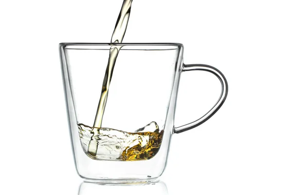 Чай Сок Наливают Прозрачную Стеклянную Чашку Белом Фоне Закрытие Короткой — стоковое фото