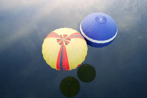 Balões Tablóide Amarelos Sobre Água Azul Vista Cima Tiro Drone — Fotografia de Stock