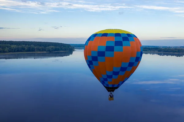 Balão Sobre Lago Vista Drone Balão Amarelo Azul Fundo Amanhecer — Fotografia de Stock