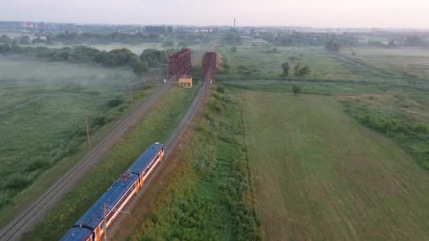 Železniční most při západu slunce, lety na obzor za úsvitu. — Stock video