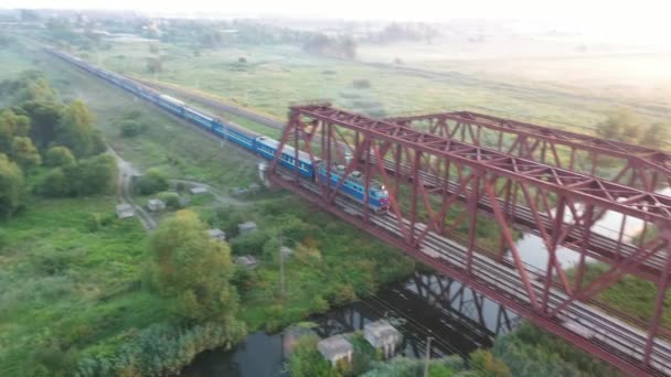 Železniční most při západu slunce, lety na obzor za úsvitu. — Stock video