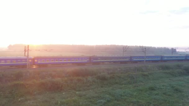 O trem viaja de trem através do aberto ao amanhecer. — Vídeo de Stock