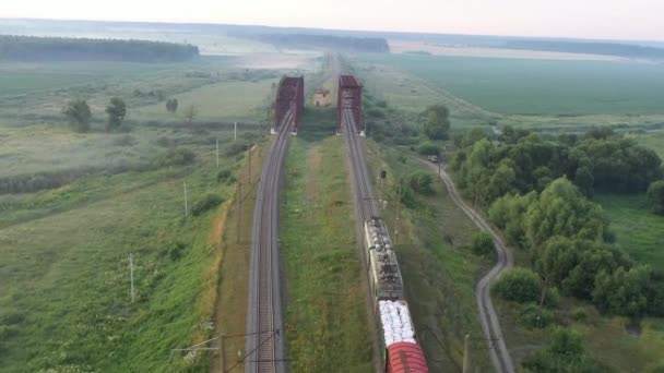 Ponte ferroviária ao pôr-do-sol, voos para o horizonte ao amanhecer. — Vídeo de Stock