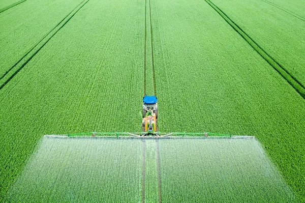 Ciągnik Stosuje Herbicydy Pestycydy Lub Nawozy Zielonym Polu — Zdjęcie stockowe