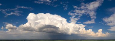 Gün batımı manzaralı, manzaralı. Güneş ışınları bulutları sıcak, pembe ve mor renklerle aydınlatır..