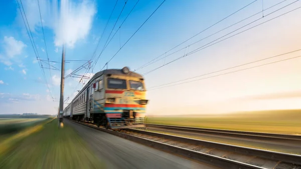 Tren Şafakta Demiryolu Ile Seyahat Eder Mal Kaynak Yolcuların Demiryolu — Stok fotoğraf