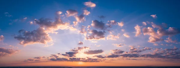 Cielo Tormentoso Dramático Nubes Lluvia Matutinas Rayos Sol Fondo Natural — Foto de Stock