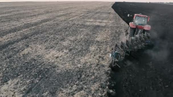 Drohnen-Ansicht eines Traktors, der ein Feld pflügt. — Stockvideo