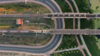 Tren şafakta tren köprüsünden geçecek..