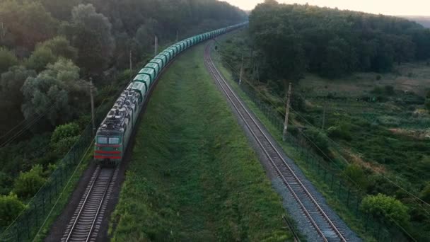 O trem atravessa a ponte ferroviária ao amanhecer. — Vídeo de Stock