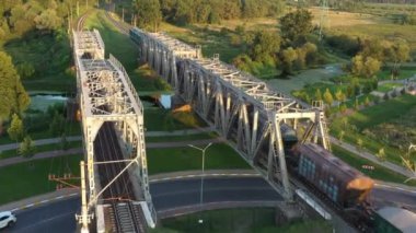 Tren şafakta tren köprüsünden geçecek..