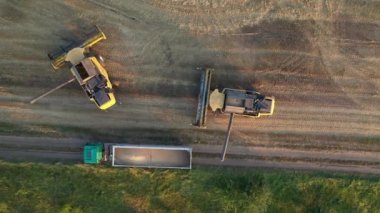 Buğday dolu bir karışım bir karavana tahıl atar..